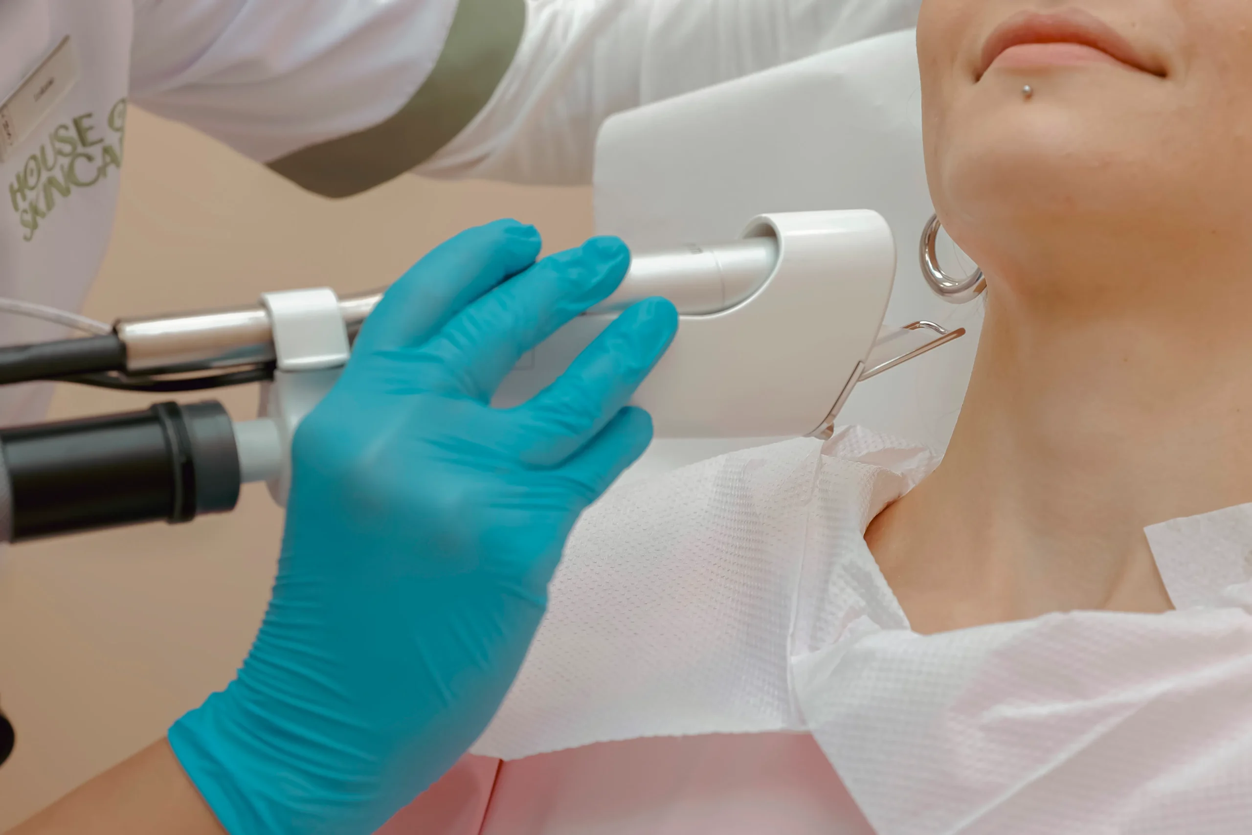 Frau erhält eine Hydrafacial Gesichtsreinigung im Kosmetikstudio.