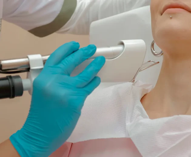 Hautpflege-Expertin führt Hydrafacial-Behandlung am Hals durch