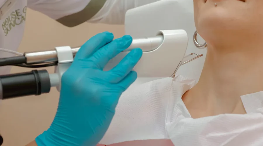 Hautpflege-Expertin führt Hydrafacial-Behandlung am Hals durch