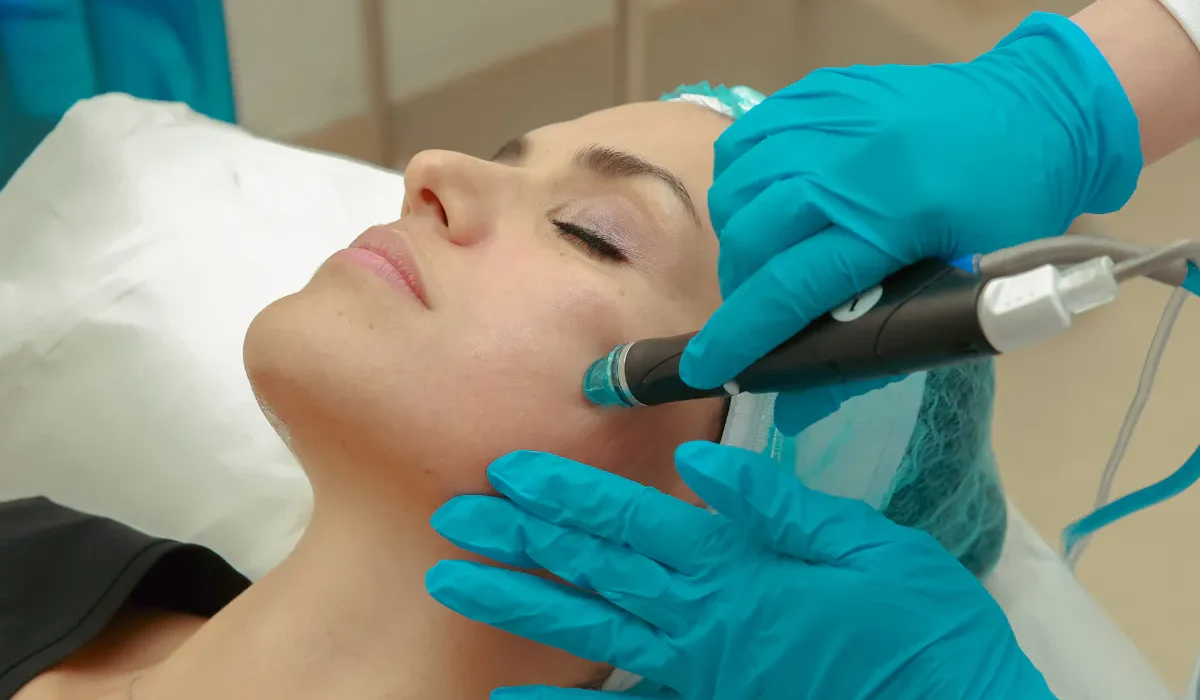 Frau erhält eine Hydrafacial-Behandlung in einem Wiener Kosmetikstudio.