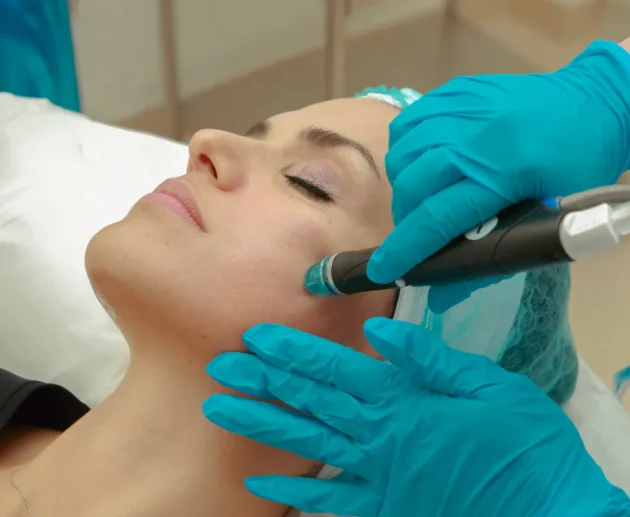 Frau erhält eine Hydrafacial-Behandlung in einem Wiener Kosmetikstudio.