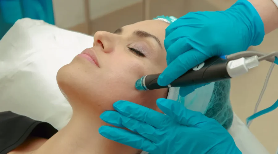 Frau erhält eine Hydrafacial-Behandlung in einem Wiener Kosmetikstudio.