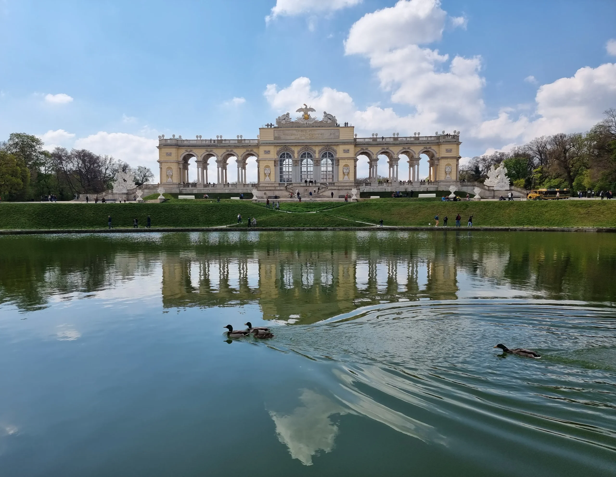 Schloss Schönbrunn Gloriette spiegelt sich im Wasser, Wien.