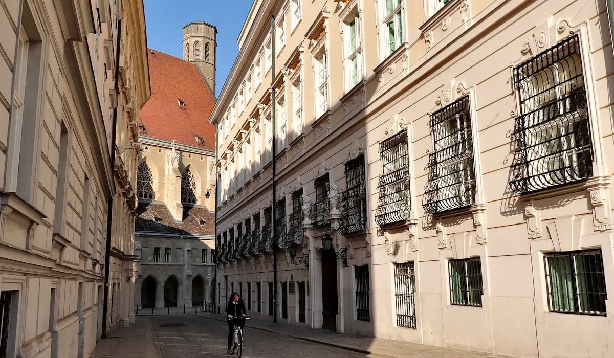 Radfahrer fährt durch eine ruhige Gasse in Wien, Österreich.
