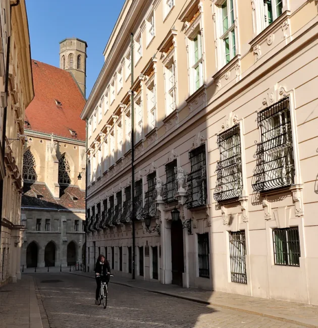 Radfahrer fährt durch eine ruhige Gasse in Wien, Österreich.