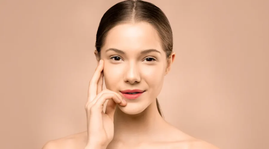 Frau mit glänzender Haut, möglicherweise nach einer Hydrafacial Gesichtsbehandlung.