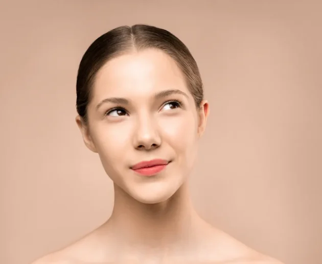 Frau mit klarer Haut, ideal für Hydrafacial Behandlung