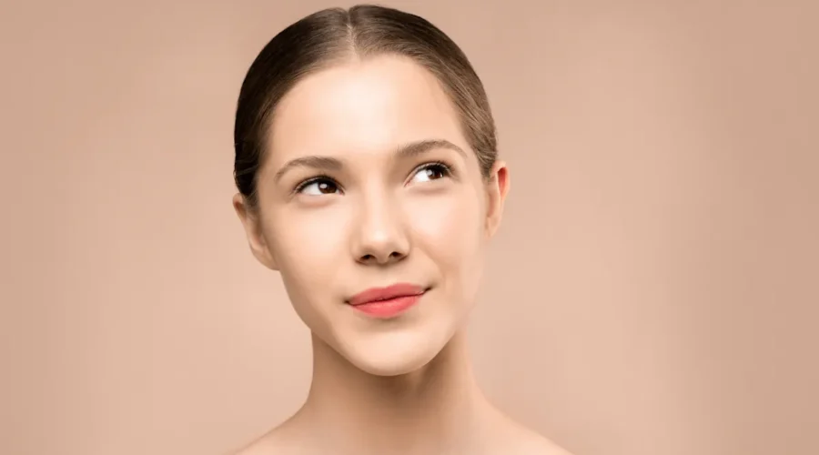 Frau mit klarer Haut, ideal für Hydrafacial Behandlung