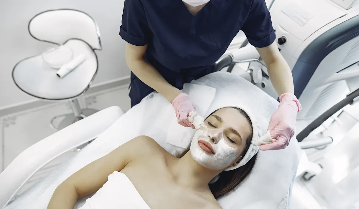 Frau erhält eine Hydrafacial Gesichtsbehandlung im Kosmetikstudio.