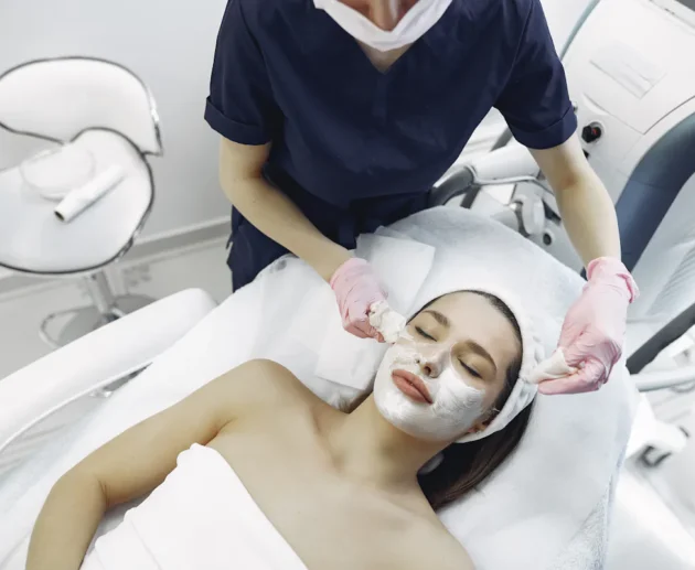 Frau erhält eine Hydrafacial Gesichtsbehandlung im Kosmetikstudio.