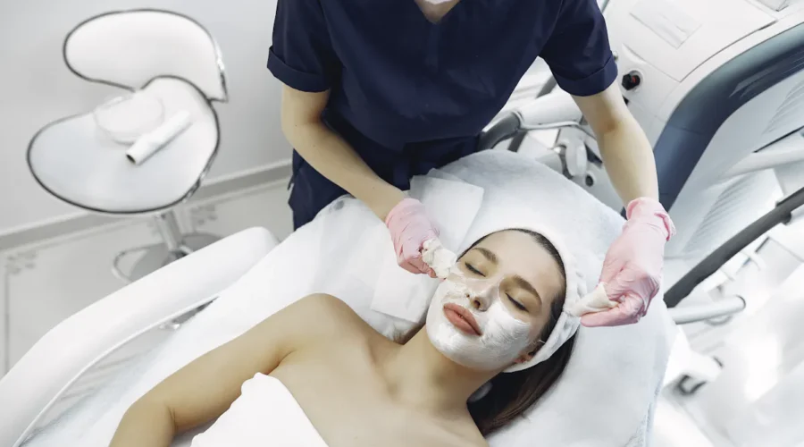 Frau erhält eine Hydrafacial Gesichtsbehandlung im Kosmetikstudio.