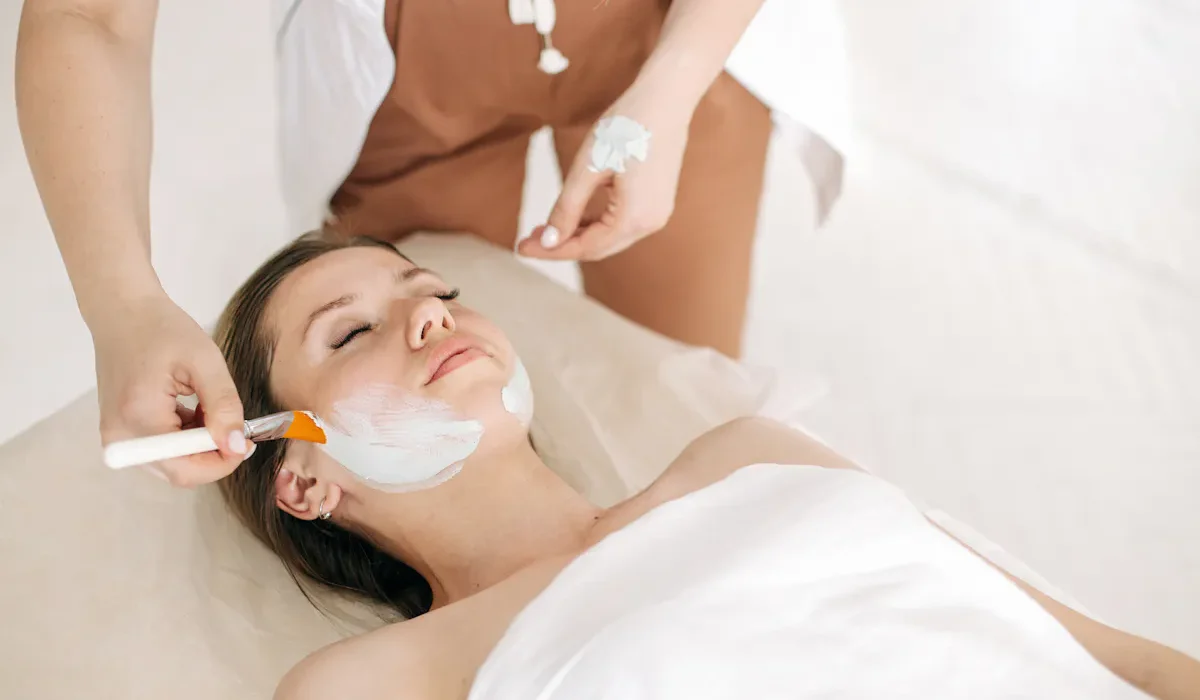 Frau erhält eine Hydrafacial Gesichtsbehandlung in einem Wiener Kosmetikstudio.