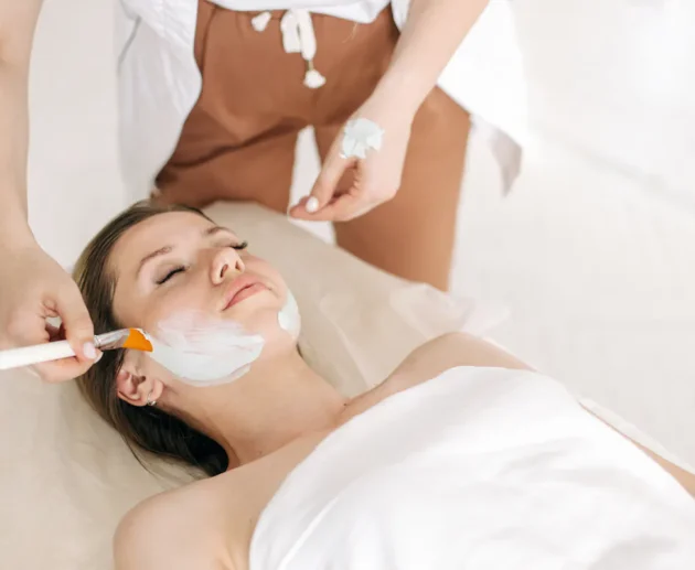 Frau erhält eine Hydrafacial Gesichtsbehandlung in einem Wiener Kosmetikstudio.