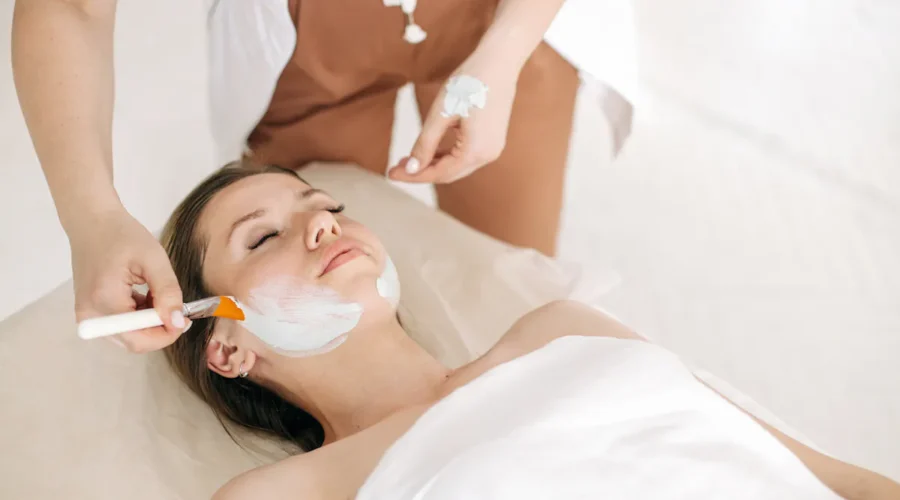 Frau erhält eine Hydrafacial Gesichtsbehandlung in einem Wiener Kosmetikstudio.