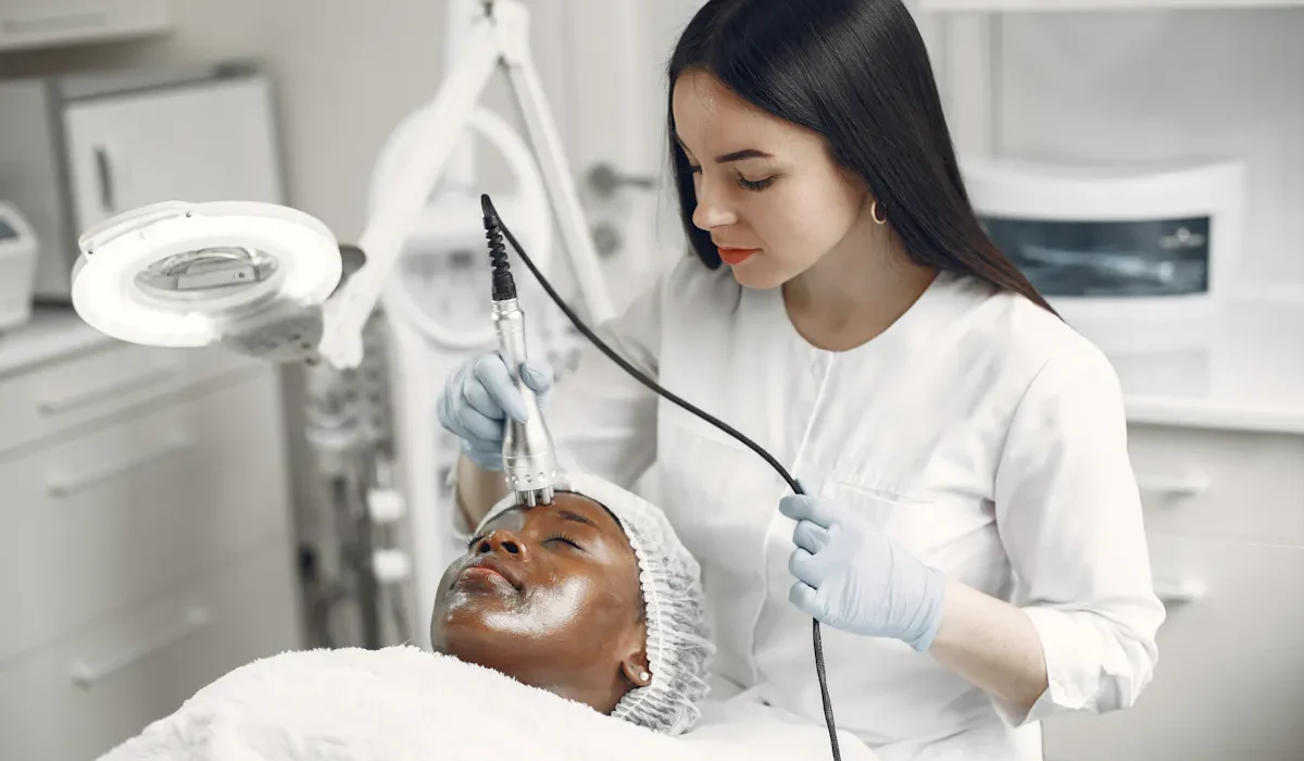 Frau erhält eine Hydrafacial Behandlung zur Gesichtsreinigung in einem Kosmetikstudio.