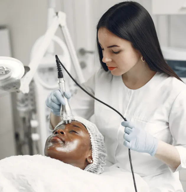 Frau erhält eine Hydrafacial Behandlung zur Gesichtsreinigung in einem Kosmetikstudio.