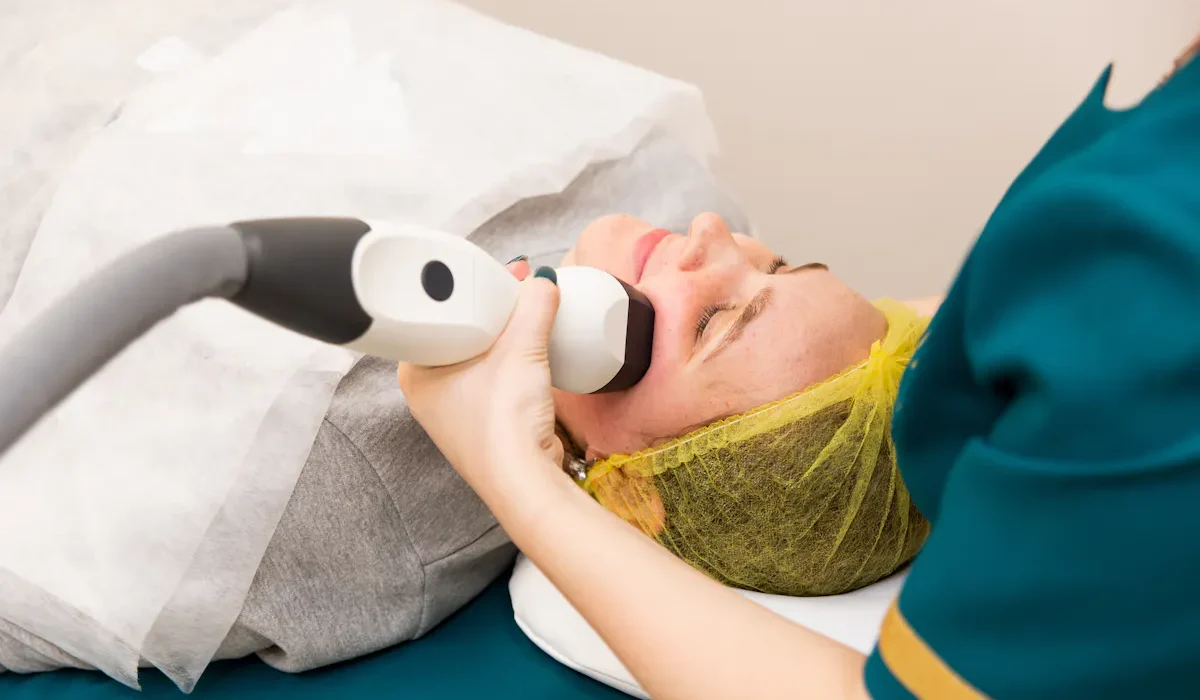 Frau erhält eine Hydrafacial Gesichtsbehandlung mit einem Handstück.