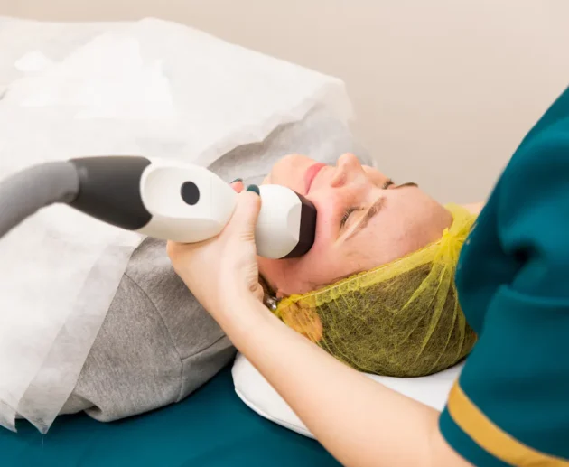 Frau erhält eine Hydrafacial Gesichtsbehandlung mit einem Handstück.