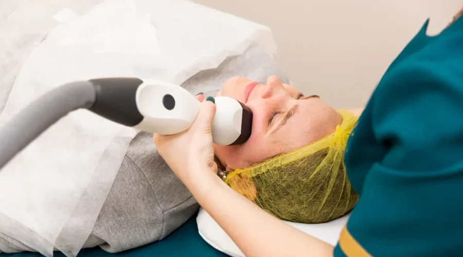 Frau erhält eine Hydrafacial Gesichtsbehandlung mit einem Handstück.