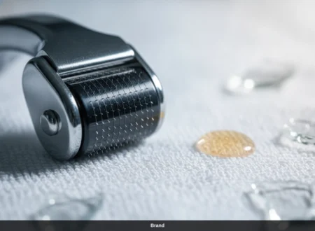 Nahaufnahme eines Dermarollers mit feinen Nadeln zur Vermeidung von Microneedling Risiken.