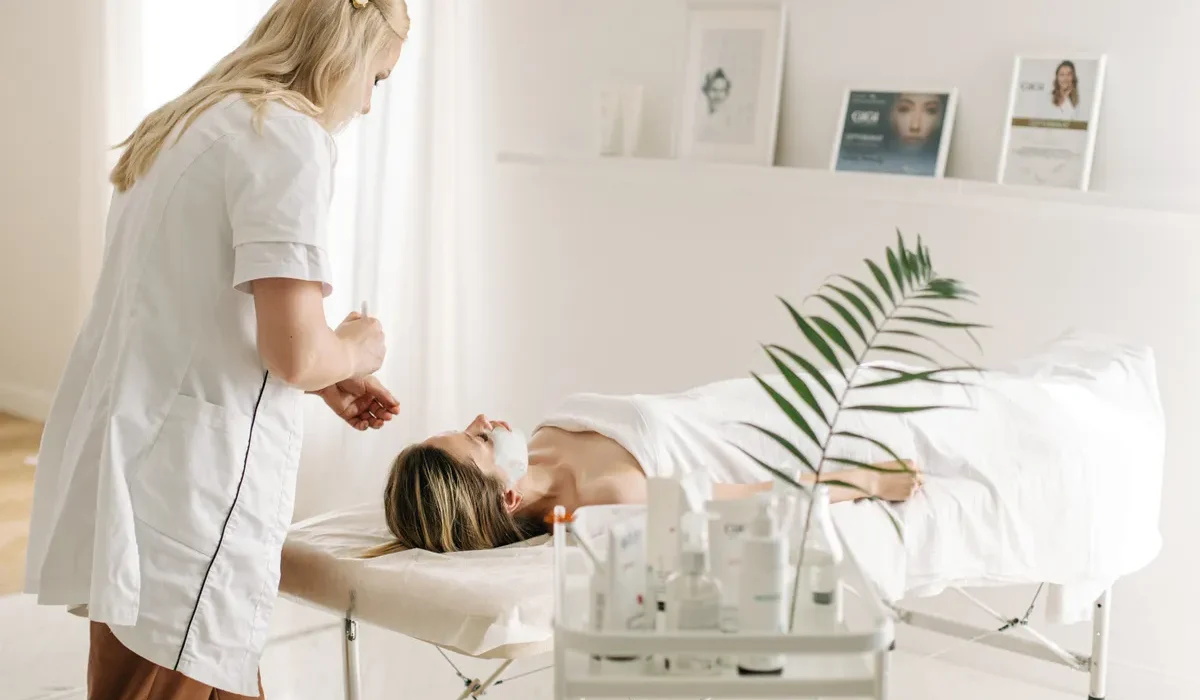 Kosmetikerin bei einer professionellen Microneedling Behandlung in Wien.