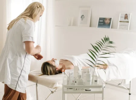 Kosmetikerin bei einer professionellen Microneedling Behandlung in Wien.