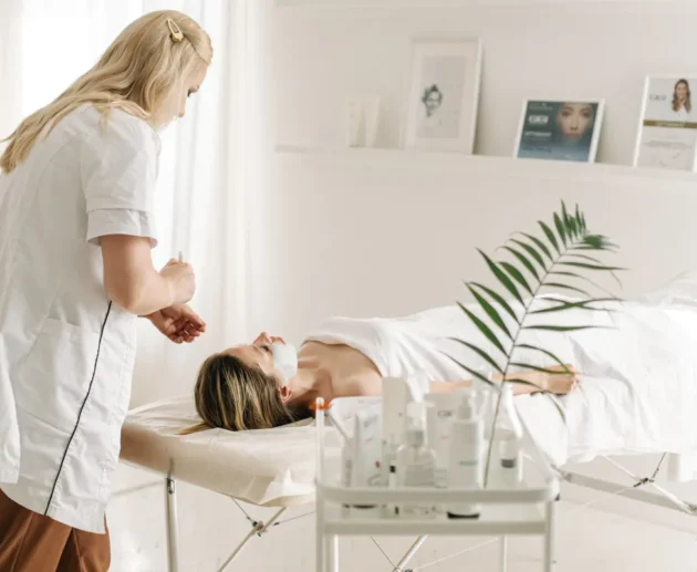 Kosmetikerin bei einer professionellen Microneedling Behandlung in Wien.