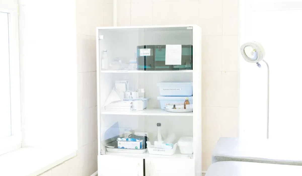 Medizinisches Microneedling Equipment in einem professionellen Kosmetikstudio in Wien.