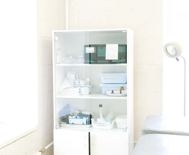 Medizinisches Microneedling Equipment in einem professionellen Kosmetikstudio in Wien.
