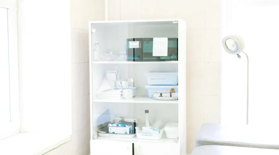 Medizinisches Microneedling Equipment in einem professionellen Kosmetikstudio in Wien.